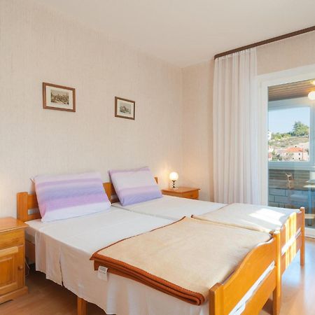 1 Bedroom Cozy Apartment In 스프리트스카 외부 사진