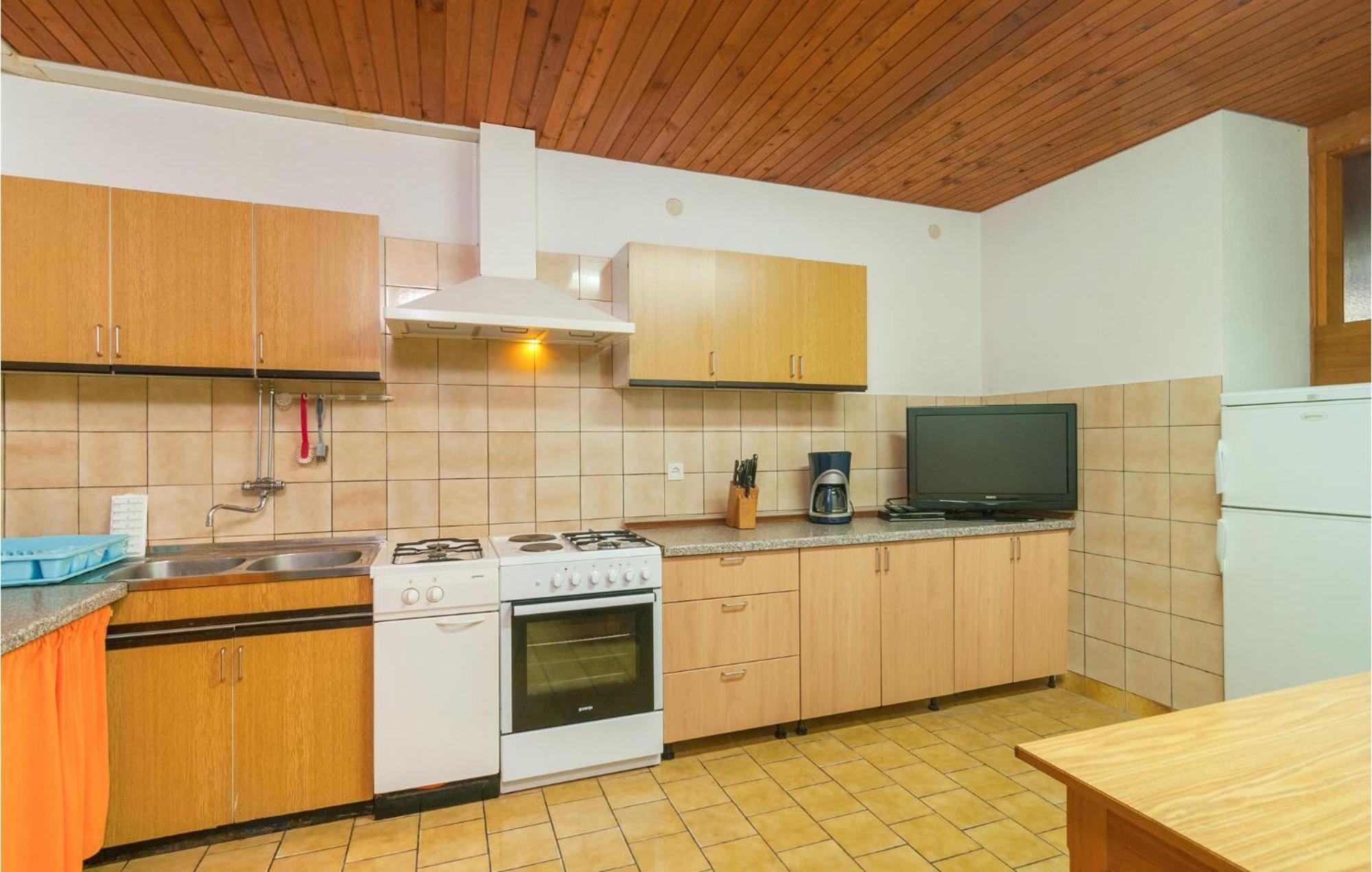 1 Bedroom Cozy Apartment In 스프리트스카 외부 사진